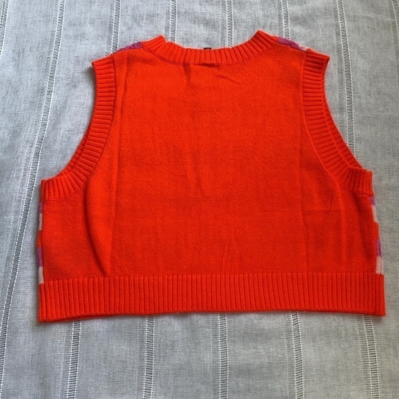 Divided stripped cropped sweater vest in vibrant colors. - Picture 9 of 11